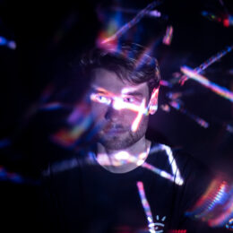 Théo Brice alias Symbiose, est artiste polymorphe, crée des expériences immersives et interactives, inspirées par le Mycélium et l'élévation collective
